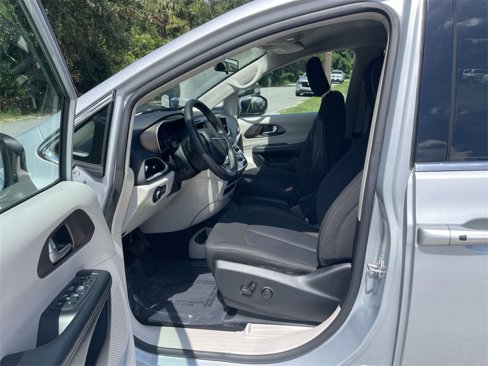 Used 2022 Chrysler Voyager LX image 11