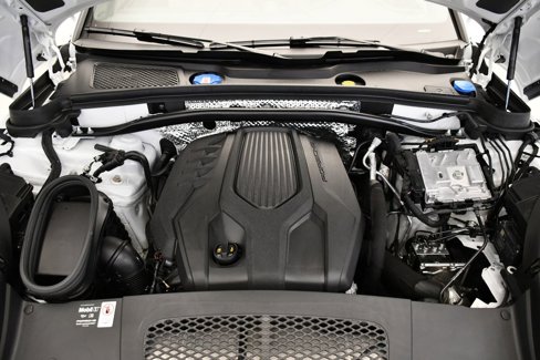 Used 2025 Porsche Macan image 12