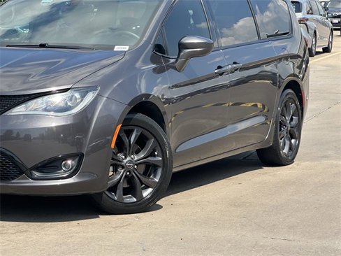 Used 2019 Chrysler Pacifica Touring Plus w/ S Appearance Package image 3