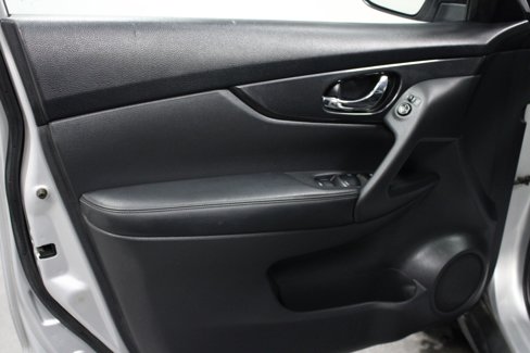 Used 2020 Nissan Rogue SV image 11
