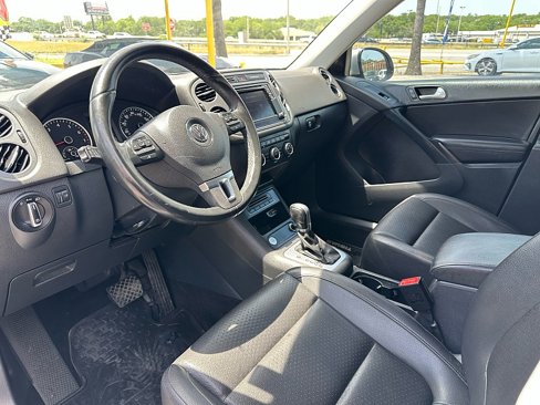 Used 2017 Volkswagen Tiguan S image 9