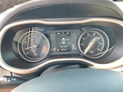 Used 2015 Jeep Cherokee Latitude w/ Comfort/Convenience Group image 19