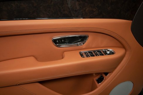 Used 2023 Bentley Bentayga Plug-In Hybrid image 41