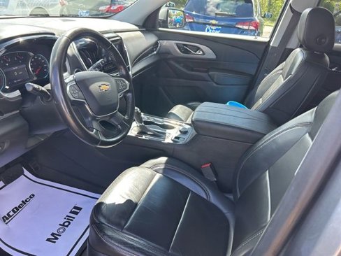Used 2020 Chevrolet Traverse LT image 2