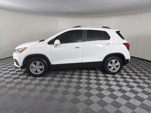 Used 2020 Chevrolet Trax LT w/ LT Convenience Package image 2