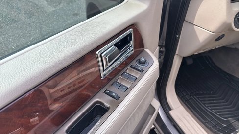 Used 2012 Lincoln Navigator 4WD image 30