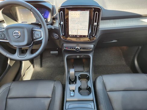 New 2025 Volvo XC40 B5 Core w/ Climate Package image 17