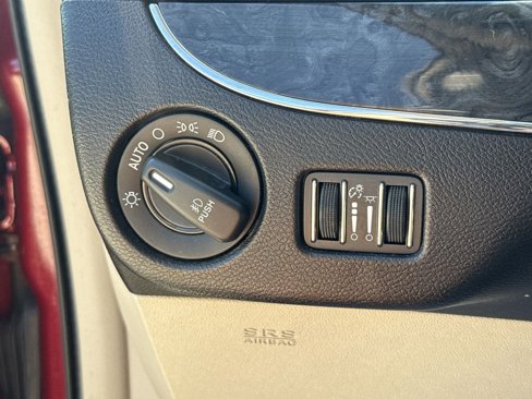 Used 2016 Chrysler Town & Country Touring-L image 40