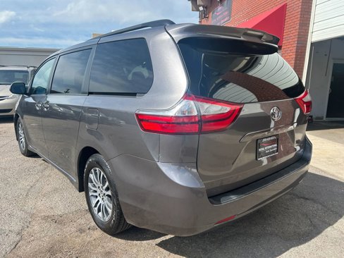 Used 2018 Toyota Sienna XLE image 3