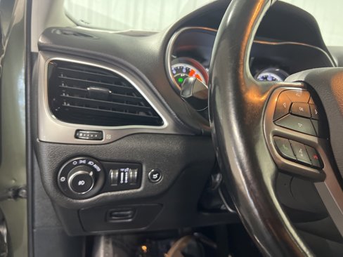 Used 2019 Jeep Cherokee Limited w/ Luxury Group image 35