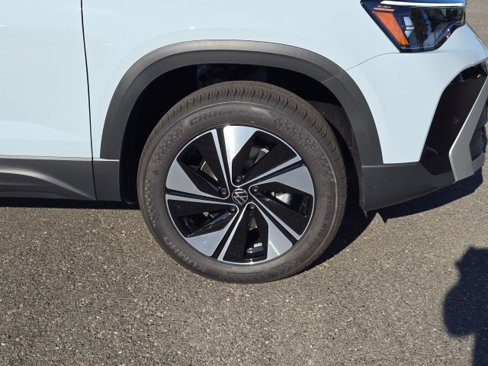 New 2025 Volkswagen Taos SE image 2