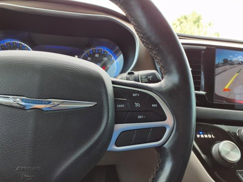 Used 2018 Chrysler Pacifica Touring-L Plus image 32