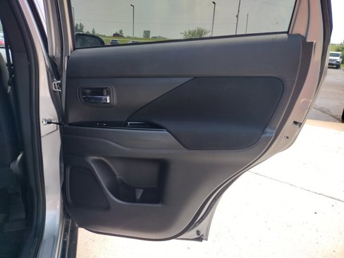 Used 2018 Mitsubishi Outlander LE image 28