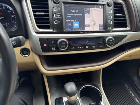Used 2019 Toyota Highlander XLE image 17
