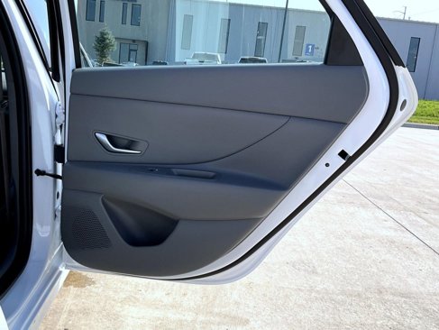 Certified 2025 Hyundai Elantra SE image 18