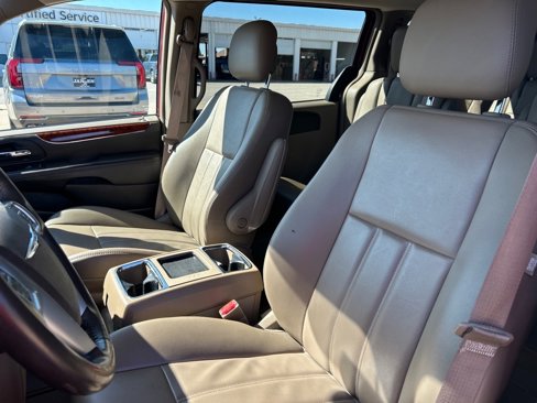 Used 2013 Chrysler Town & Country Touring image 27