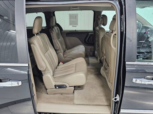 Used 2015 Chrysler Town & Country Touring-L w/ Driver Convenience Group image 10
