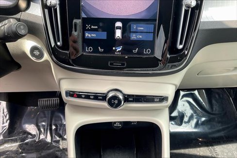 Used 2022 Volvo XC40 T5 Momentum image 14
