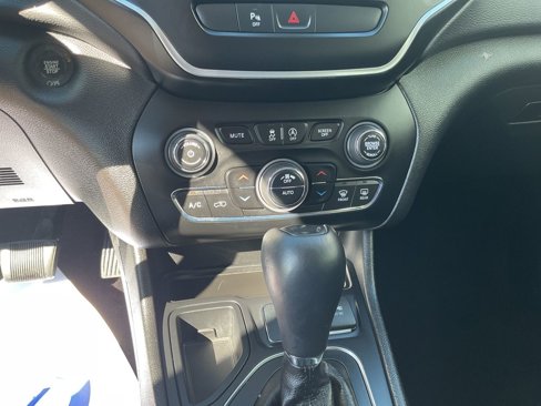 Used 2019 Jeep Cherokee Latitude Plus w/ Comfort/Convenience Group image 21