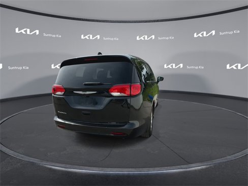 Used 2017 Chrysler Pacifica LX image 19