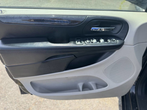 Used 2019 Dodge Grand Caravan SE w/ UConnect Hands-Free Group image 8