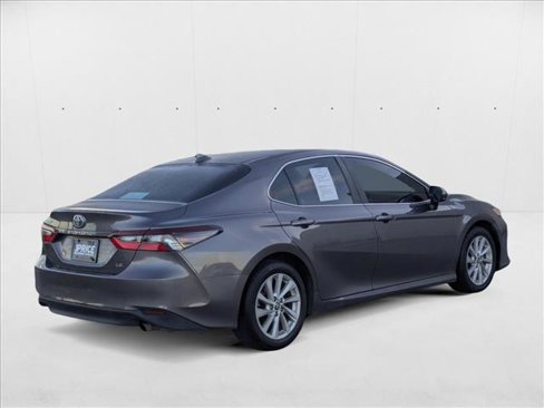 Used 2024 Toyota Camry LE image 5