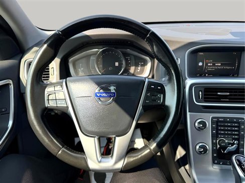 Used 2018 Volvo S60 T5 Inscription Platinum image 14