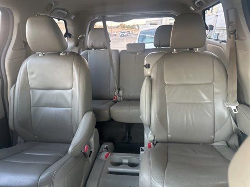 Used 2015 Toyota Sienna XLE image 7