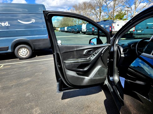 Used 2022 Chevrolet Trax LT w/ LT Convenience Package image 11
