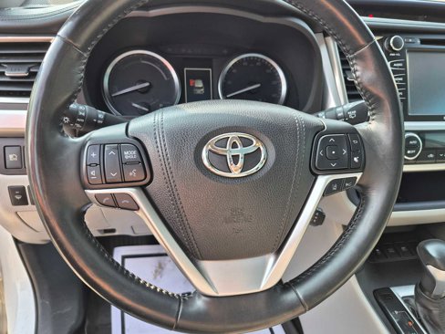 Used 2017 Toyota Highlander Limited Platinum image 16