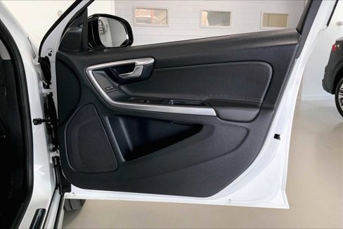 Used 2018 Volvo V60 T5 Cross Country image 26