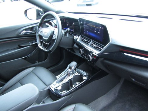 Used 2025 Chevrolet Trax RS w/ Driver Confidence Package image 29