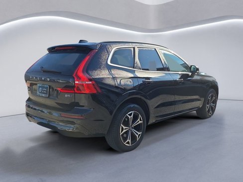Certified 2022 Volvo XC60 B5 Momentum w/ Climate Package image 4