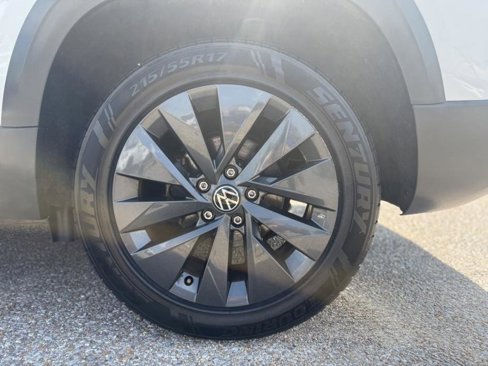 Used 2022 Volkswagen Taos S image 11