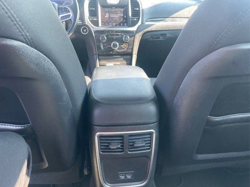 Used 2019 Chrysler 300 Touring w/ Chrome Appearance Package image 18