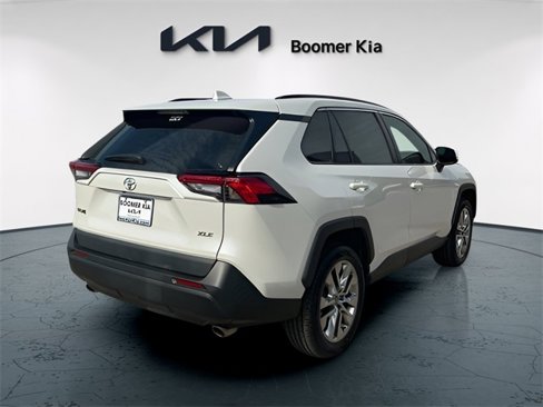 Used 2021 Toyota RAV4 XLE Premium image 5
