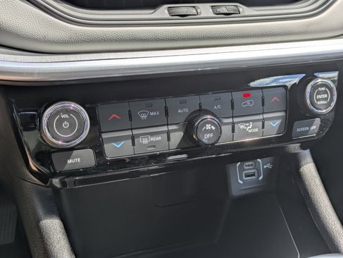 New 2025 Jeep Compass Limited image 19