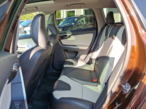 Used 2017 Volvo XC60 T6 Dynamic w/ Preferred Option Package image 9