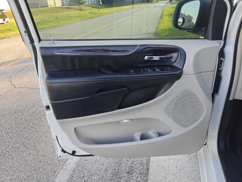 Used 2011 Chrysler Town & Country Touring-L image 10