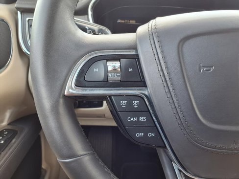 Used 2017 Lincoln Continental Select image 12