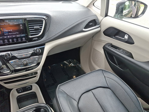 Used 2020 Chrysler Pacifica Limited image 16