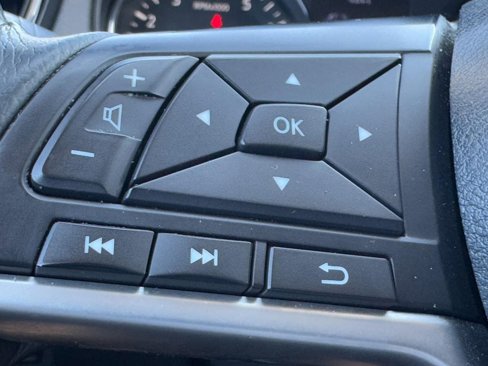 Used 2018 Nissan Rogue SV image 16