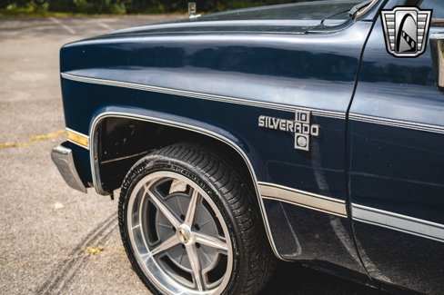 Used 1985 Chevrolet Suburban 2WD image 13