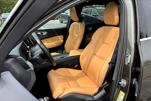 Used 2019 Volvo XC60 T5 Momentum w/ Multimedia Package image 8