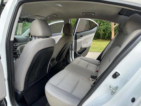 Used 2017 Hyundai Elantra SE image 9