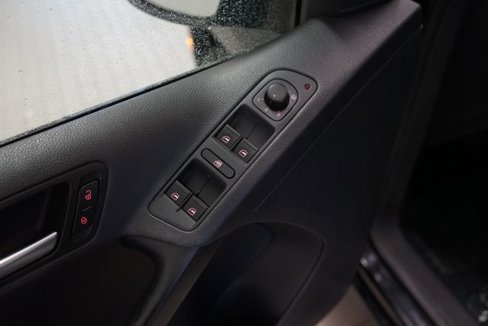 Used 2015 Volkswagen Tiguan SE image 19