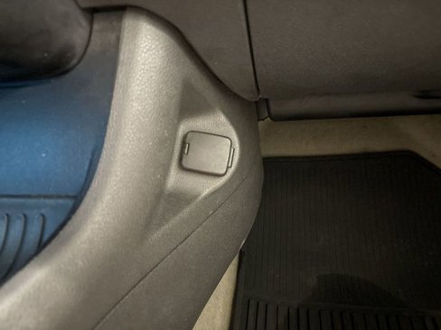 Used 2011 Ford Edge SEL image 32