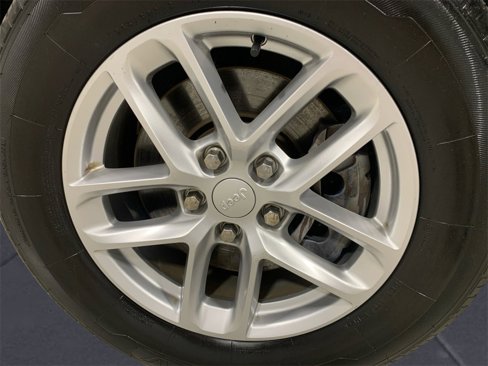 Used 2023 Jeep Grand Cherokee L Laredo image 14