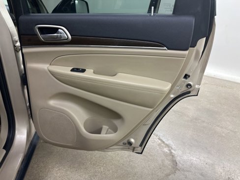 Used 2015 Jeep Grand Cherokee Limited w/ Luxury Group II image 21