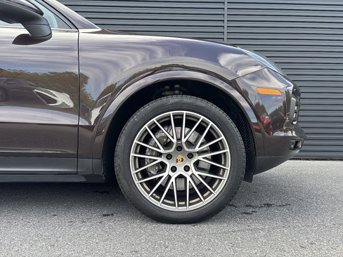 Certified 2022 Porsche Cayenne Platinum Edition image 9